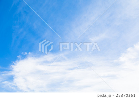 雲　筋雲　積雲　巻雲　青い空　白い雲　秋の空　晩夏の空　背景用素材　クラウド　青空　合成用背景 25370361
