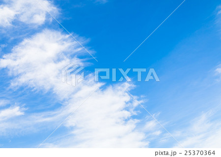 雲　筋雲　積雲　巻雲　青い空　白い雲　秋の空　晩夏の空　背景用素材　クラウド　青空　合成用背景 25370364