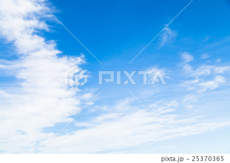 雲　筋雲　積雲　巻雲　青い空　白い雲　秋の空　晩夏の空　背景用素材　クラウド　青空　合成用背景 25370365