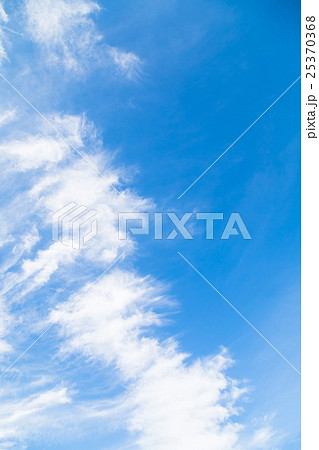 雲　筋雲　積雲　巻雲　青い空　白い雲　秋の空　晩夏の空　背景用素材　クラウド　青空　合成用背景 25370368