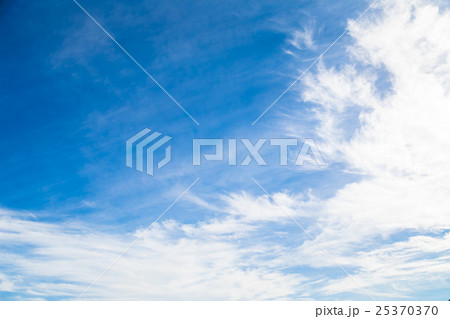 雲　筋雲　積雲　巻雲　青い空　白い雲　秋の空　晩夏の空　背景用素材　クラウド　青空　合成用背景 25370370