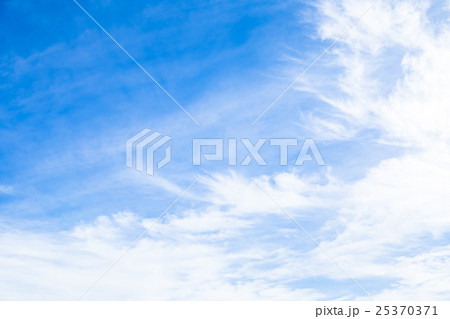 雲　筋雲　積雲　巻雲　青い空　白い雲　秋の空　晩夏の空　背景用素材　クラウド　青空　合成用背景 25370371