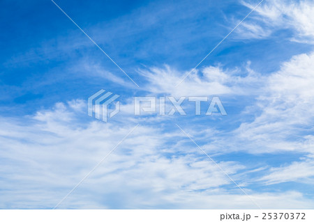 雲　筋雲　積雲　巻雲　青い空　白い雲　秋の空　晩夏の空　背景用素材　クラウド　青空　合成用背景 25370372