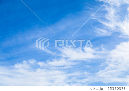 雲　筋雲　積雲　巻雲　青い空　白い雲　秋の空　晩夏の空　背景用素材　クラウド　青空　合成用背景 25370373