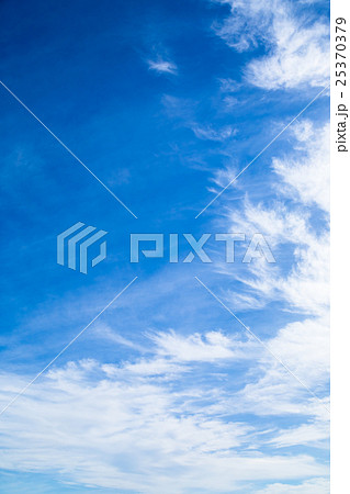 雲 筋雲 積雲 巻雲 青い空 白い雲 秋の空 晩夏の空 背景用素材 クラウド 青空 合成用背景 雲 筋雲 積雲 巻雲 青い空 白い雲 秋の空 晩夏の空 背景用素材 クラウド 青空 合成用背景 25370379
