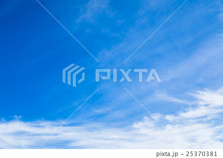 雲　筋雲　積雲　巻雲　青い空　白い雲　秋の空　晩夏の空　背景用素材　クラウド　青空　合成用背景 25370381