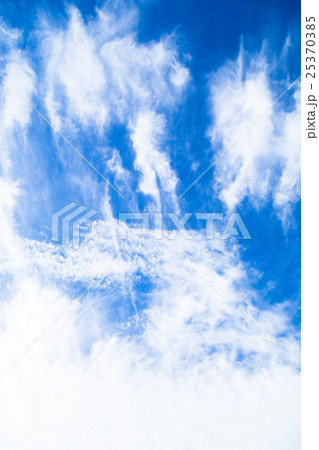 雲 筋雲 積雲 巻雲 青い空 白い雲 秋の空 晩夏の空 背景用素材 クラウド 青空 合成用背景 雲 筋雲 積雲 巻雲 青い空 白い雲 秋の空 晩夏の空 背景用素材 クラウド 青空 合成用背景 25370385