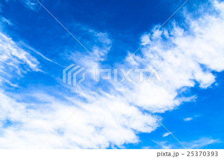 雲 筋雲 積雲 巻雲 青い空 白い雲 秋の空 晩夏の空 背景用素材 クラウド 青空 合成用背景の写真素材