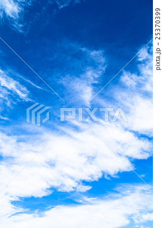 雲　筋雲　積雲　巻雲　青い空　白い雲　秋の空　晩夏の空　背景用素材　クラウド　青空　合成用背景 25370399
