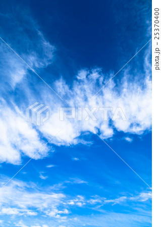雲　筋雲　積雲　巻雲　青い空　白い雲　秋の空　晩夏の空　背景用素材　クラウド　青空　合成用背景 25370400