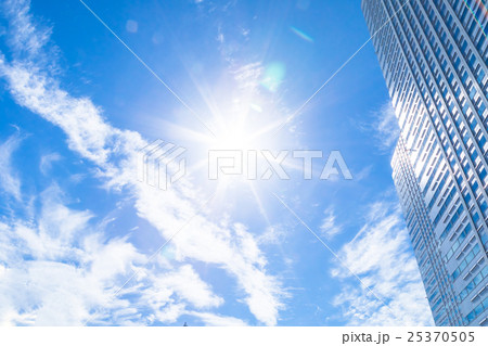 オフィスビルと空　都市風景　雲　筋雲　巻雲　青い空　白い雲　秋の空　晩夏の空　背景用素材　合成用背景 25370505