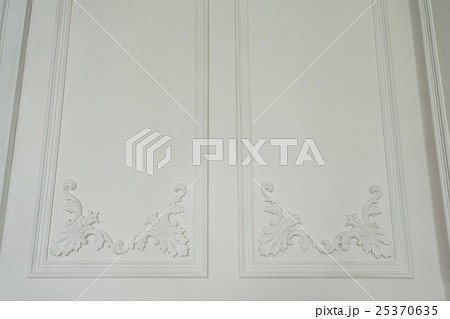 Luxury white wall design bas-relief with stucco Luxury white wall design bas-relief with stucco 25370635