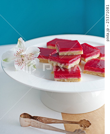 Raspberry shortcrust layered pastry squares 25371081