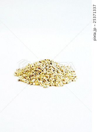 健康食品の背景素材・ハトムギの成熟種子で作られる漢方薬ヨクイニン・白バック縦位置 25371337