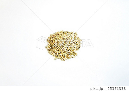 健康食品の背景素材・ハトムギの成熟種子で作られる漢方薬ヨクイニン・白バック横位置俯瞰 25371338