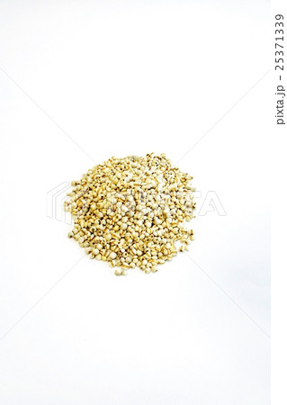 健康食品の背景素材・ハトムギの成熟種子で作られる漢方薬ヨクイニン・白バック縦位置俯瞰 25371339