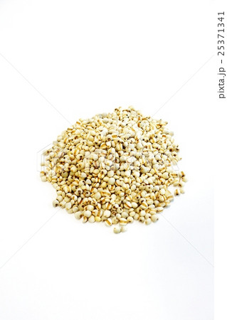 健康食品の背景素材・ハトムギの成熟種子で作られる漢方薬ヨクイニン・白バック縦位置俯瞰アップ 25371341