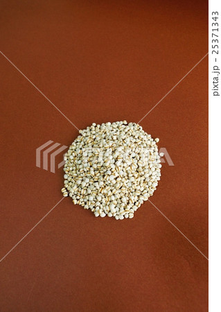 健康食品の背景素材・ハトムギの成熟種子で作られる漢方薬ヨクイニン・茶色バック縦位置俯瞰 25371343