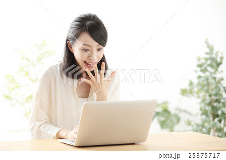 パソコン・若い女性 パソコン・若い女性 25375717