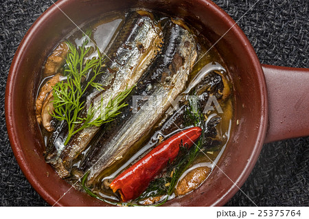 イワシのアヒージョ スペイン料理 Delicious Oil Ware Ahijoの写真素材