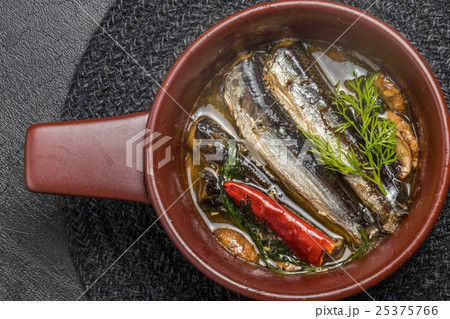 イワシのアヒージョ スペイン料理 Delicious Oil Ware Ahijoの写真素材