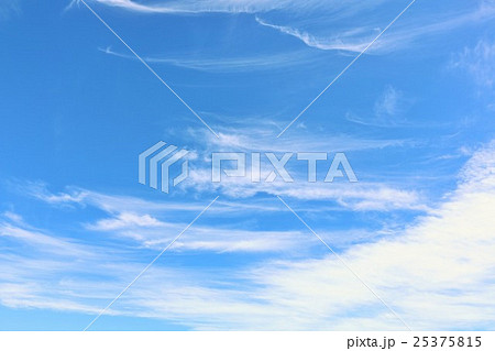 秋の青空と棚引く白い雲 25375815