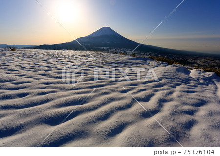 竜ヶ岳の雪紋と富士山 25376104