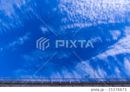 10月の朝の空と雲と橋（レタッチでより青く） 25376673