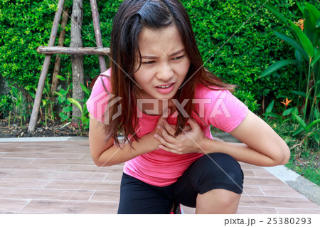 Sporty woman having heart attack Sporty woman having heart attack 25380293