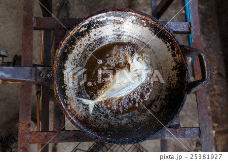 fish frying fish frying 25381927