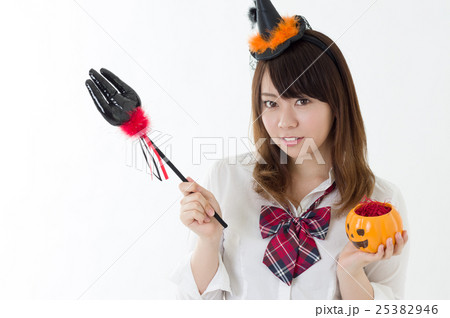 ハロウィンの恰好をした女子高校生　学生　イベント　イメージ 25382946