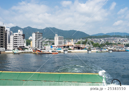 宮島フェリーの出港 25383550