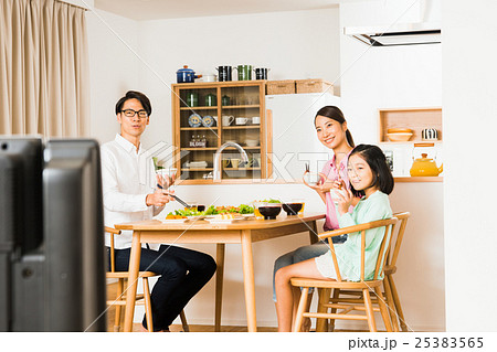 家族（食事・テレビ） 25383565