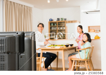 家族（食事・テレビ） 25383568