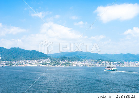 宮島フェリーと宮島口、廿日市市風景 宮島フェリーと宮島口、廿日市市風景 25383923