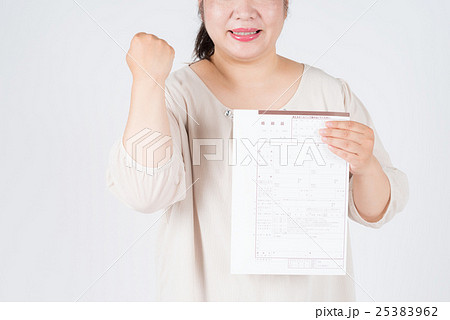 婚姻届けを持つミドル女性 婚姻届けを持つミドル女性 25383962