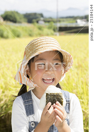稲田と子供とおにぎり 25384144