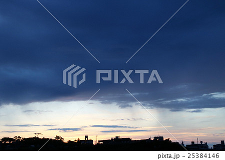 町から去ってゆく雨雲 25384146