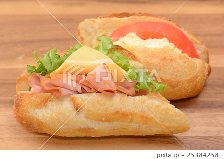 おいしいフランスパンのサンドイッチ 25384258