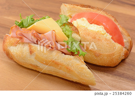 おいしいフランスパンのサンドイッチ おいしいフランスパンのサンドイッチ 25384260