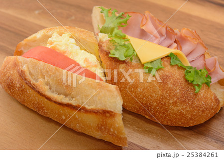 おいしいフランスパンのサンドイッチ 25384261
