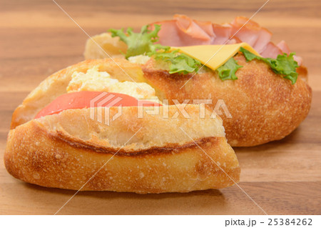 おいしいフランスパンのサンドイッチ おいしいフランスパンのサンドイッチ 25384262