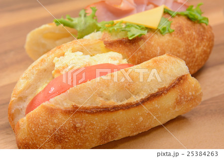 おいしいフランスパンのサンドイッチ 25384263