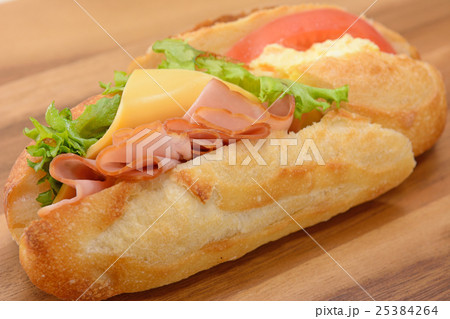 おいしいフランスパンのサンドイッチ 25384264