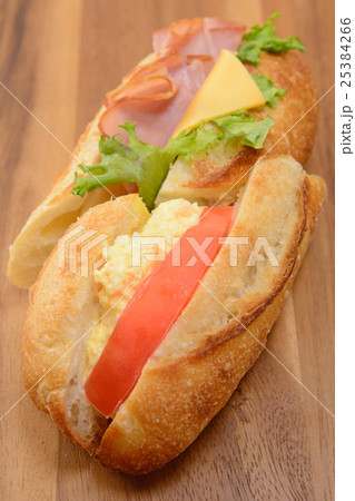 おいしいフランスパンのサンドイッチ 25384266