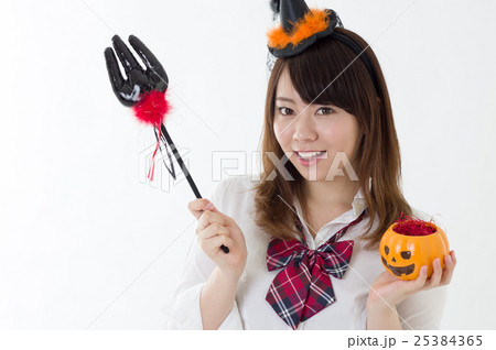 ハロウィンの恰好をした女子高校生　学生　イベント　イメージ 25384365