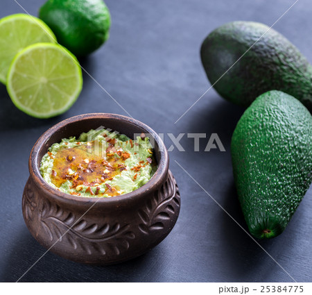 Bowl of guacamole hummus 25384775