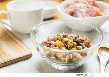 朝食イメージ　シリアル 25385299