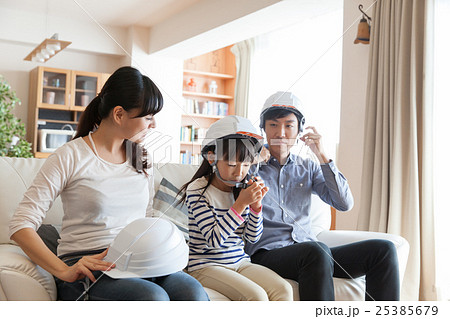 避難準備する家族 25385679