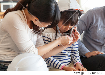 避難準備する家族 25385682